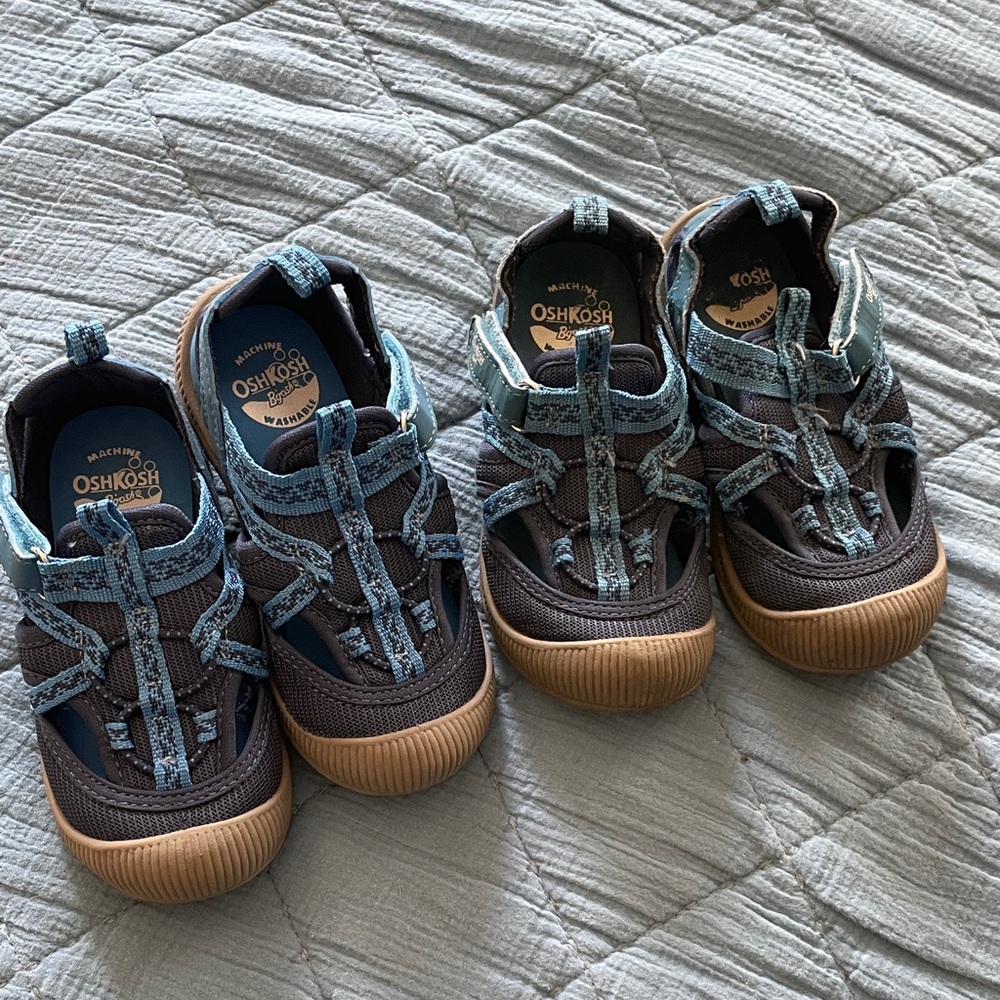 OshKosh B'gosh Kids' Navy water shoes